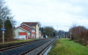 Blick auf Gebäude und in Richtung der wegführenden Schienen in Visselhövede aus ungefähr 200 Meter Entfernung