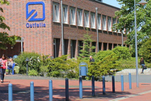 Außenansicht der Ostfalia Hochschule mit deren Logo an der Hauswand