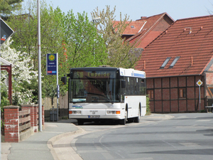 Weißer Bus nach links fahrend der Linie 510 Richtung Empelde an einer Bushaltestelle