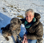 Susanne Haack mit Hund Monty im Bergschnee