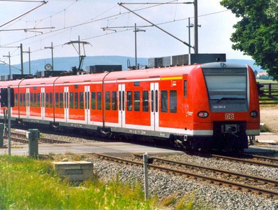 Roter DB Zug fährt über eine Zug Überquerungsstelle