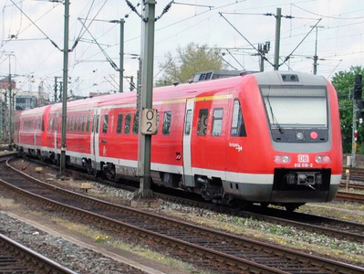 Roter DB Regio Zug bei der Einfahrt in einen Bahnhof