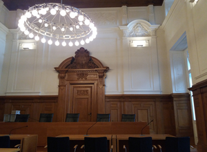 Innennsicht eines leeren Gerichtssaals des Bundesverwaltungsgerichtes in Leipzig