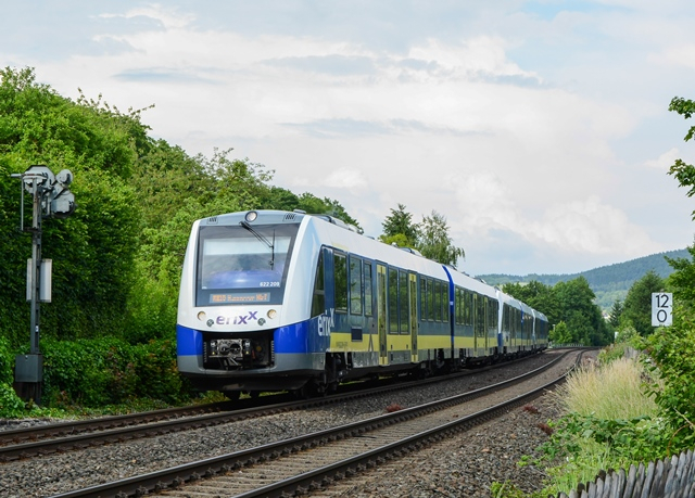 Lint 54 - weiß-blauer-gelber Zug der erixx vor Signal nach links fahrend