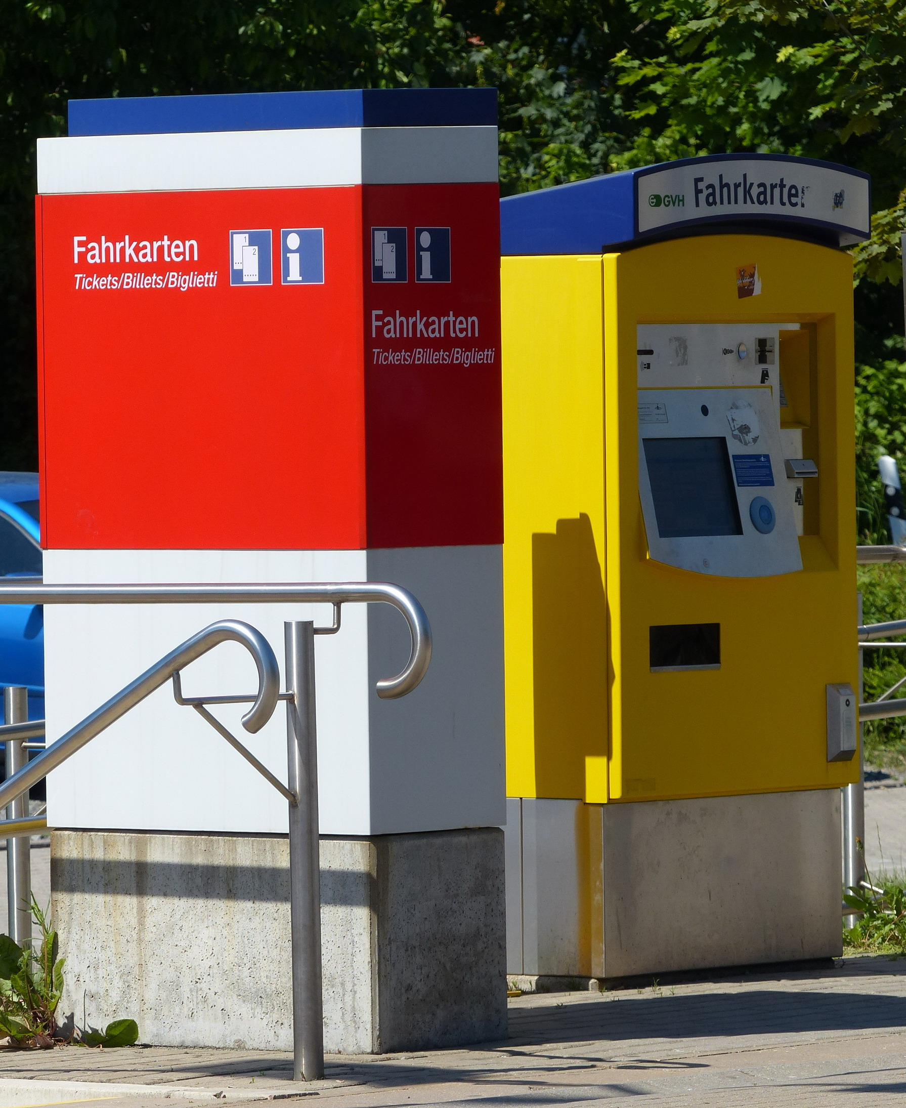 Zwei Fahrkartenautomaten unterschiedlicher Unternehmen nebeneinander