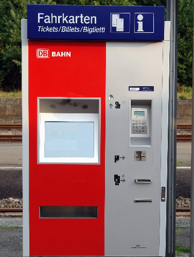 Ein Fahrkartenautomat an einem Bahnhof