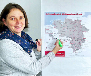 Tarifexpertin Silke Lissel zeigt auf der Karte mit dem bisherigen grauen Geltungsbereich des Niedersachsen-Tickets auf die künftigen zusätzlichen Bereiche, die die landesweite Gültigkeit komplett machen.