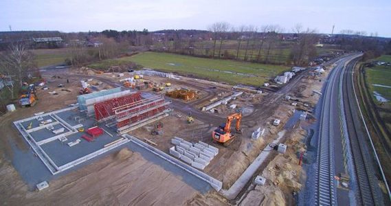 Luftbild der Wasserstofftankstelle in Bau nach Erd- und Betonarbeiten auf einem Grundstück links neben den Gleisen