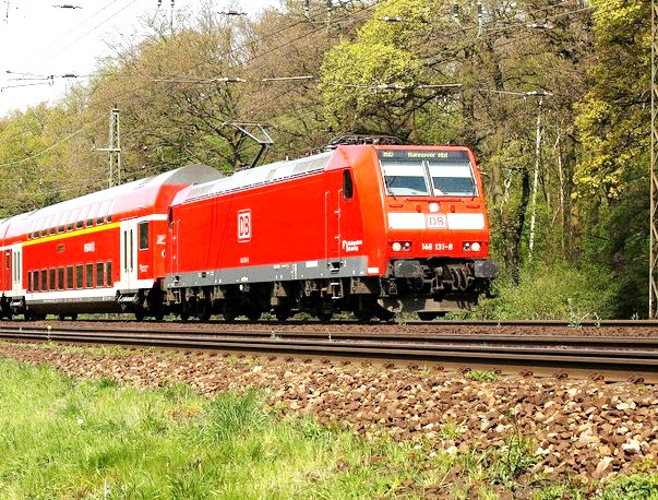 Roter Doppelstockzug der DB auf freier Strecke