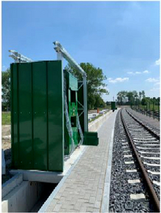 Bild der Wasserstoffzapfsäule (Linde GmbH) in seitlicher Ansicht mit Blick auf den Gleisverlauf