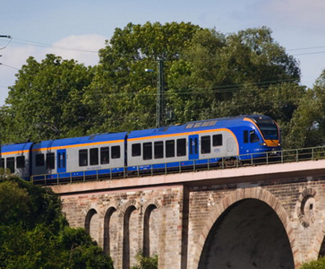 Mittelblau-oranger Zug der cantus Verkehrsgesellschaft