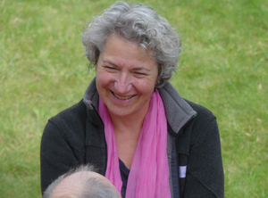 Susanne Wecken im Gespräch bei einem Grillfest im Innenhof der LNVG
