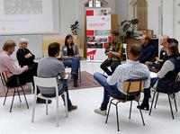 Beispiel für eine Gruppendiskussion in kleinem Stuhlkreis mit einem Ausschnitt der Teilnehmerinnen und Teilnehmer auf einem Lehrgang von Mobilotsin