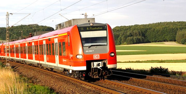 roter DB Zug fährt auf freier Strecke
