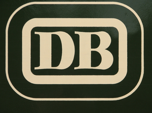 DB-Logo aus Bundesbahn-Zeit an einem Fahrzeug, beige auf dunkelgrünem Grund