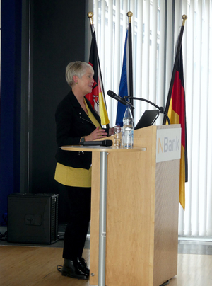 Susanne Haack, Geschäftsführerin der LNVG in seitlicher Ansicht am Rednerpult bei der Veranstaltung "Flexible Bedienformen" in der NBank Hannover