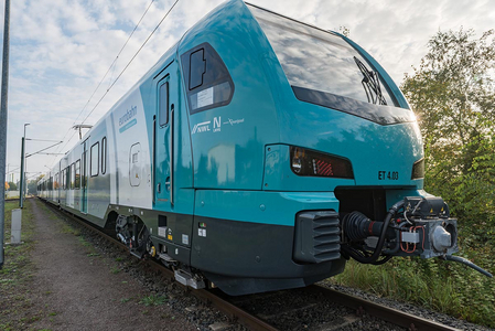 Modernen türkis-grauer Zug der eurobahn von links nach rechts fahrend