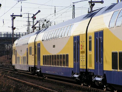 Blau-weiß-gelber Doppelstockzug der metronom