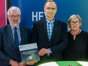 Neue Partner (von links): Christian Berndt, Geschäftsführer der LNVG, Prof. Dirk Trost, Ostfalia und Hochschulpräsidentin Prof. Dr. Rosemarie Karger Foto: Ostfalia/Tonio Vakalopoulos
