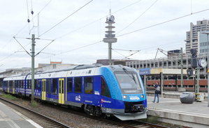 Wasserstoffzug der LNVG und vom Hersteller Alstom bei der Ausfahrt am Bahnhof Hanover auf dem Weg zum Weltrekord einer mit Wasserstoff betriebenen Distanzfahrt.