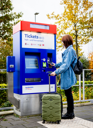 Fahrgast am blauroten Automaten der Nordwestbahn im Netz der Regio-S-Bahn Niedersachsen_Bremen