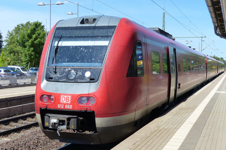 Roter DB Regio Zug am Bahnsteig
