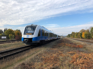 SPNV Fahrzeug der Bentheimer Eisenbahn in herbstlicher Umgebung