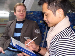 Situation der Fahrgastbefragung mit zwei Männern im Zug