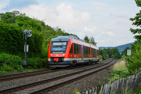 Roter DB-Zug auf freier Strecke