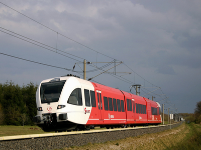 Weiß-roter Zug der Arriva Nederland auf freier Strecke