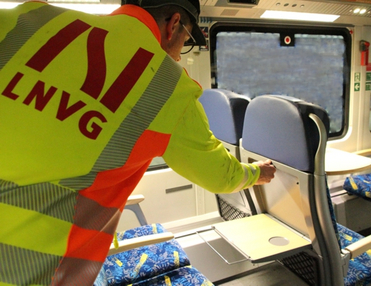 Abnahme: Ein LNVG-Mitarbeiter prüft 2019 einen erneuerten Wagen.