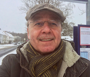 Winterliche Momentaufnahme mit Herrn Peters an einer Bushaltestelle, privat zur Verfügung gestellt
