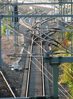 Blick auf die Schieneninfrastruktur an einem viel befahrenen Bahnhof