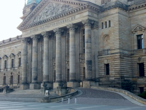 Außenansicht des Bundesverwaltungsgerichtes in Leipzig mit Säulen vor dem Eingang