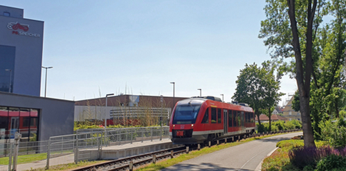 Der neue Haltepunkt am Speicher mit einem heranfahrenden Zug. Der neue Haltepunkt am Speicher mit einem heranfahrenden Zug.