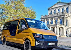 Goldbraunes Fahrzeug des On-Demand-Unternehmens MOIA in Hannover auf der Straße vor der Oper