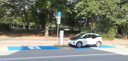 Elektroauto steht an einer Ladestation