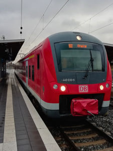 Roter Elektrotriebwagen der Baureihe 440 Coradia Continental von der Firma Alstom im Einsatz bei DB Regio