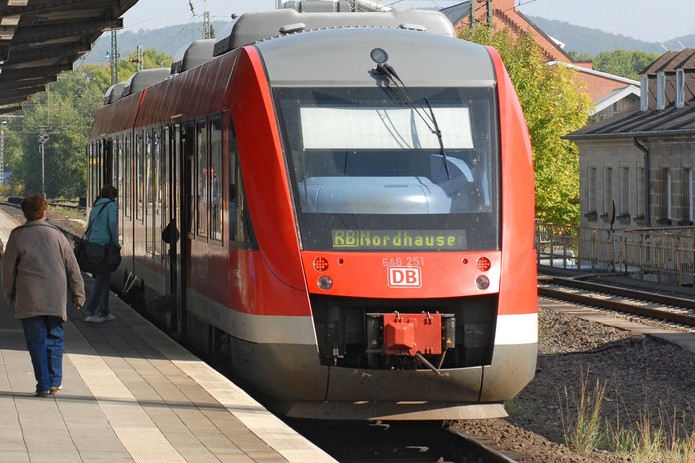 Roter DB Regio von vorne am Bahnhof