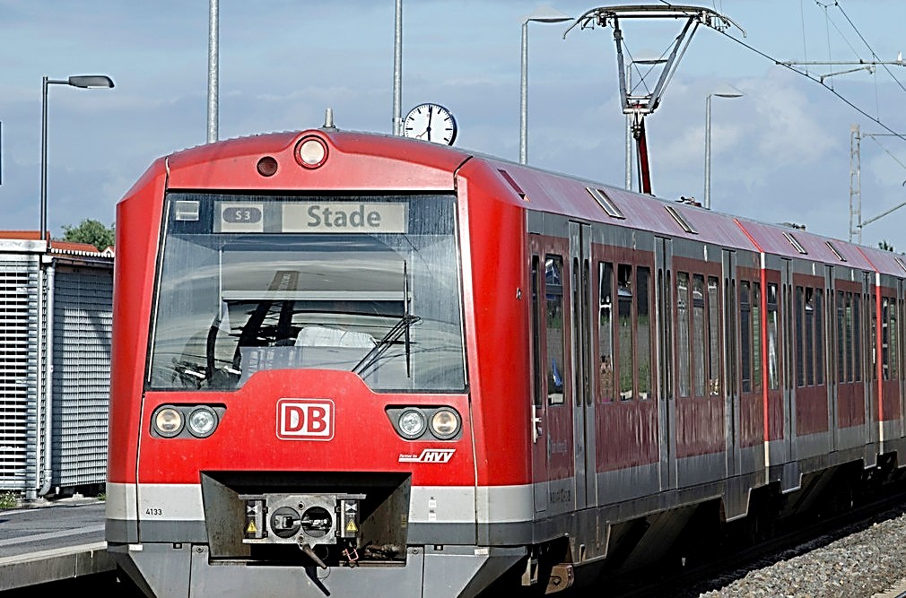 Roter DB Zug von vorne am Bahnsteig der Linie S3 Richtung Stade