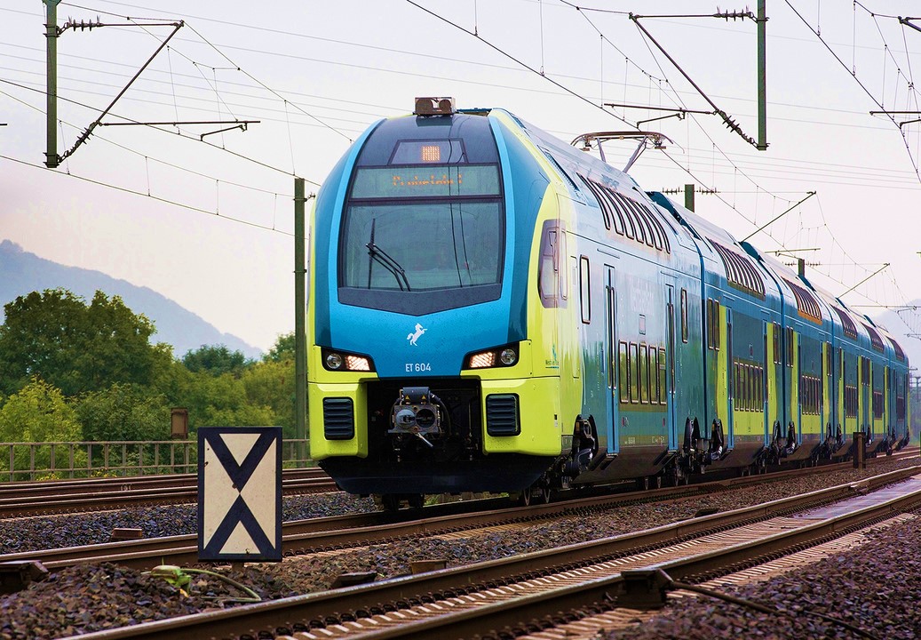 Moderner gelb-blauer Zug der Westfalenbahn von vorne 