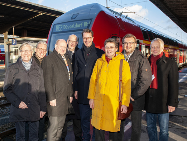 Gruppenbild am Bahnhof in Osnabrück vor einem Doppelstockwagen der Linie RE 2 von links Burkhard Japser, Martin Bäumer, Reinhold Hilbers, Werner Lübberink, Hendrik Wüst, Carmen Schwabl, Joachim Künzel, Wolfgang Pieper  