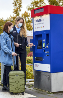 Die Verfügbarkeit von Fahrkarten wird häufig über den Automaten sichergestellt - hier bei der Regio-S-Bahn Bremen_Niedersachsen