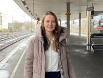 Melina Gnisa, Referentin der Sprecherin der Geschäftsführung, am Bahnhof Hannover