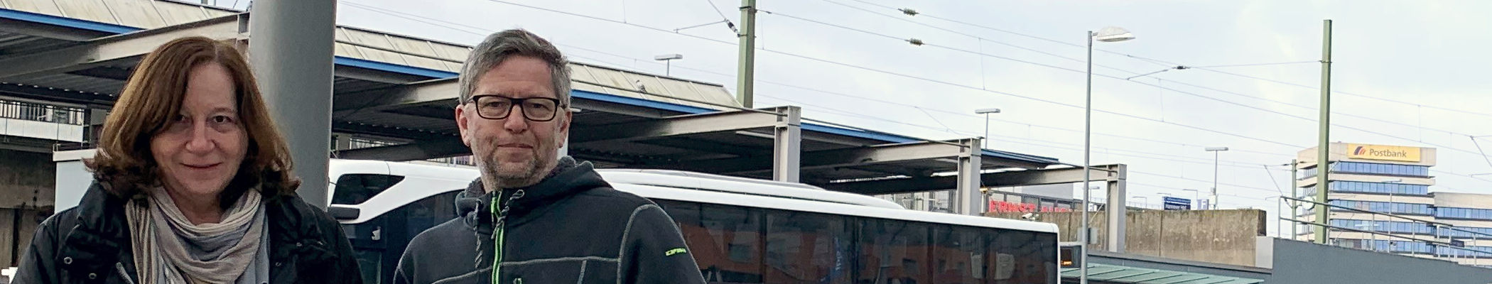 Anne Gottwald-Müller und Dirk Holsten an der Kontroll-Arbeitsstätte, dem Zentralen Omnibusbahnhof (ZOB) in Hannover, an dem auch die Fernlinienbusse halten.
