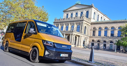 Moia bietet mit einen braungoldenen Fahrzeugen einen On-Demand-Verkehr in Hannover an