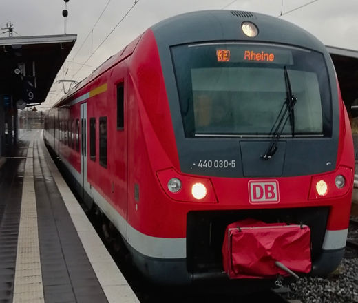 Roter Zug der DB AG für die neue Verbindung RE 62 zwischen Rheine und Löhne am Bahnhof Löhne