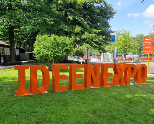 Buchstaben IDEENEXPO auf Rasen vor dem Messegebäude, Foto: Sarah Franke