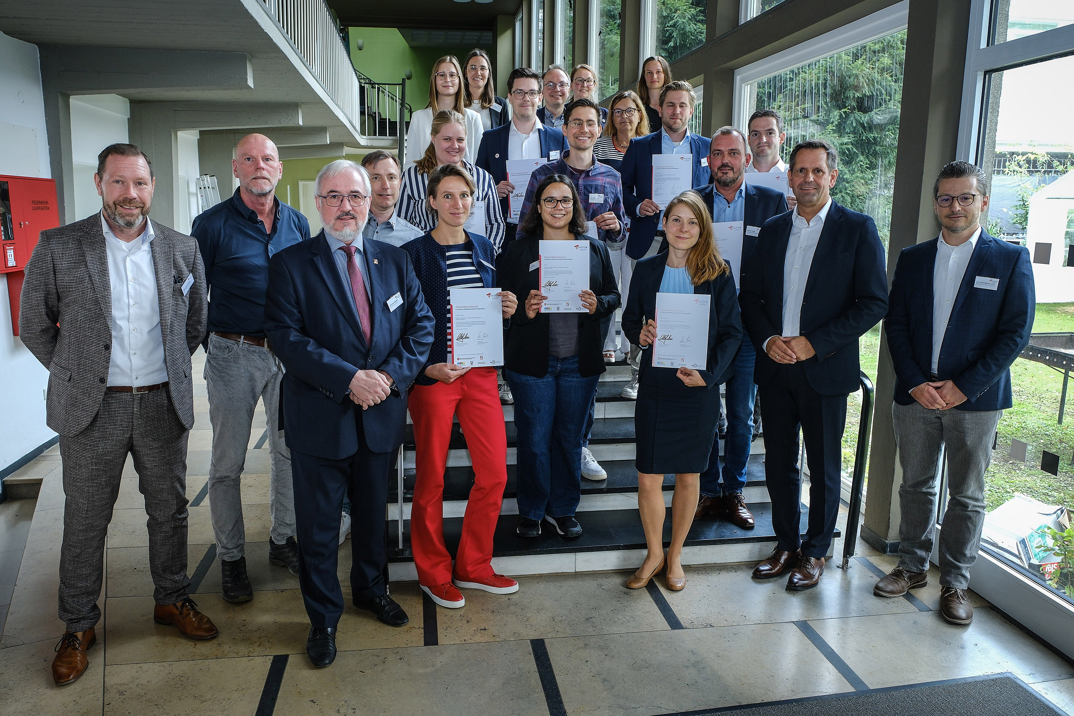 Minister Olaf Lies (erste Reihe, zweiter von rechts) &uuml;berreicht die Urkunden an die Absolventinnen und Absolventen. Foto: Schulze/LNVG
