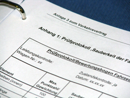 Seite eines Ordners mit einem Pr&uuml;fprotokoll zur Sauberkeit als Anlage eines Verkehrsvertrages